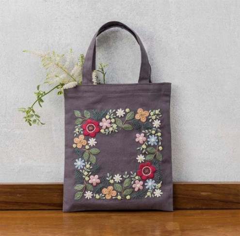 Charcoal tote bag embroidered with a floral wreath